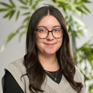 A headshot of Alana Evans smiling