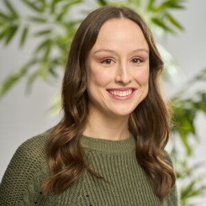 A headshot of Emily Kinnaird smiling