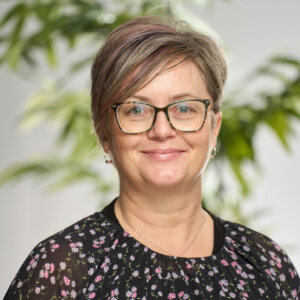 A headshot of Pam Anderson smiling